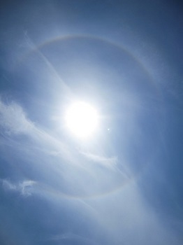 太陽の周りに虹2.jpg